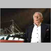 90-1123 Ein Ueberlebender der Goya neben dem Modell des Schiffs..JPG